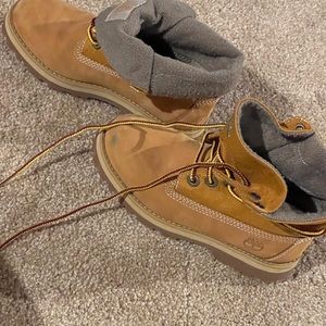 Timberland roll top boots. Overall great condition. Little scuff on toe -in pics
